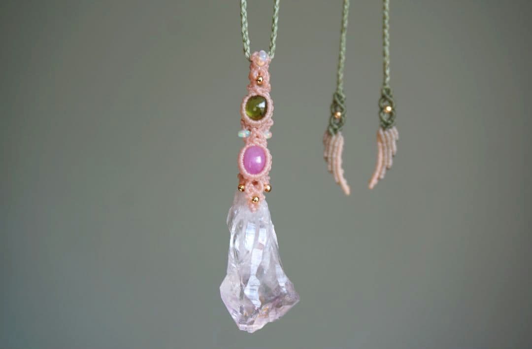 《春の妖精》ピンクアメジスト原石　ペリドット　ルビー　マクラメ　ネックレス
