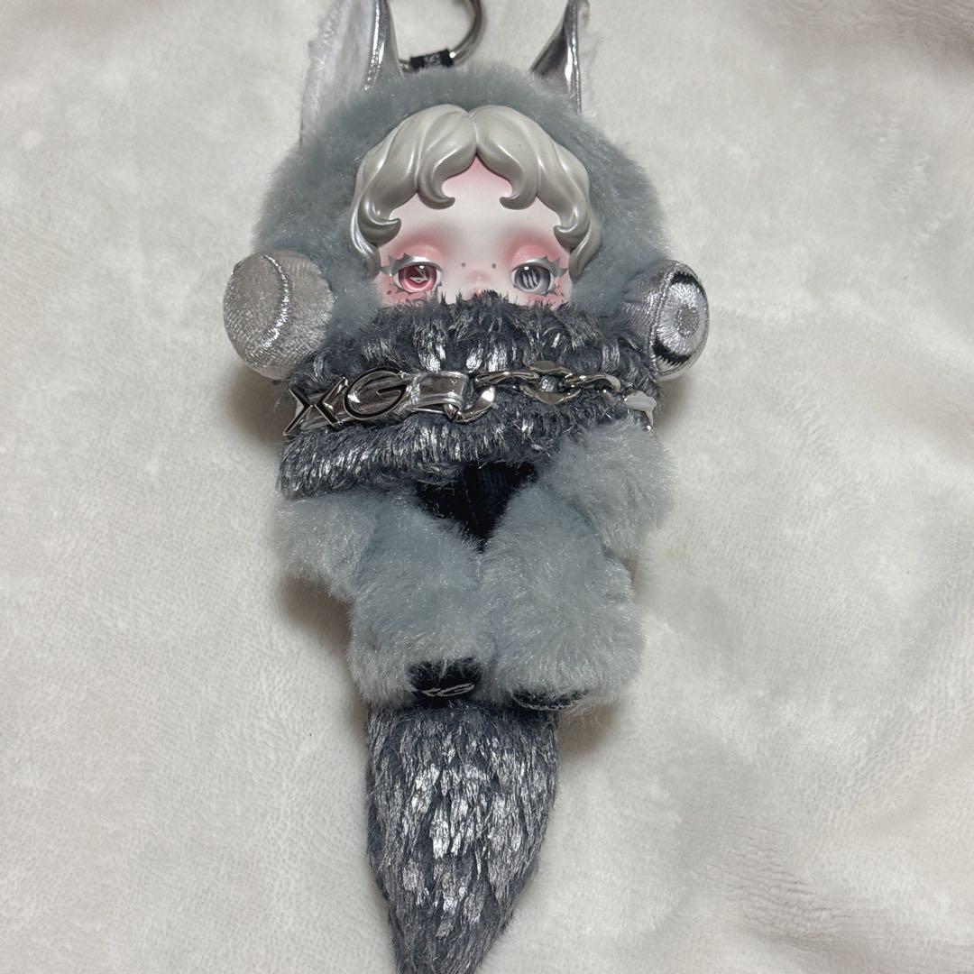 グレーのファー付きキャラクターぬいぐるみ