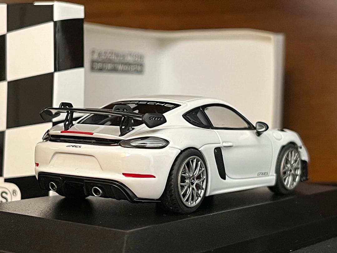 1/43 ミニチャンプス ポルシェ 718 ケイマン GT4 RS ホワイト