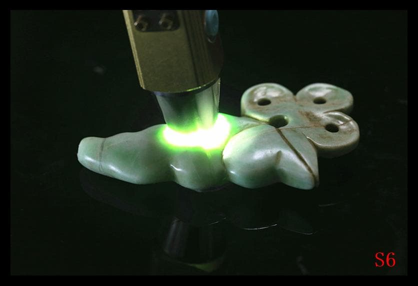 古墳期糸魚川ろうかん翡翠勾玉頭部に彫り込み冠状頭部鳥獣形