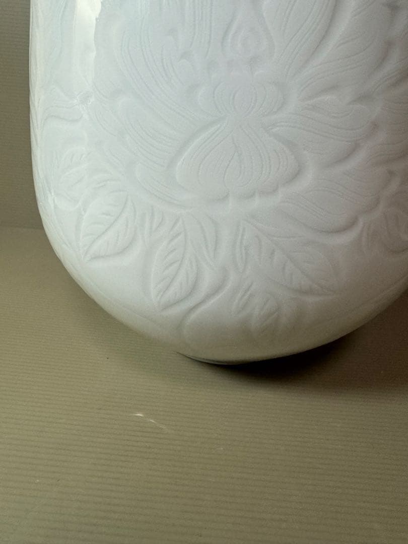 2921 松尾博之作 白磁花瓶 花文