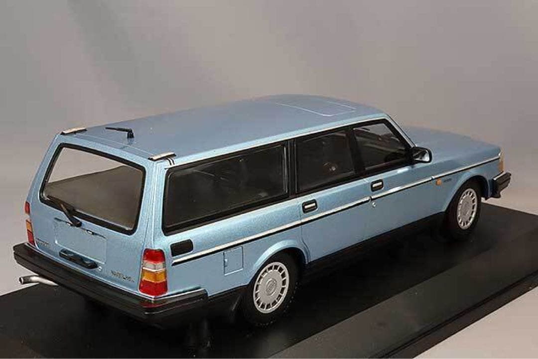 ミニチャンプス 1/18 ボルボ 240 GLブレーク1986 ブルーメタリック