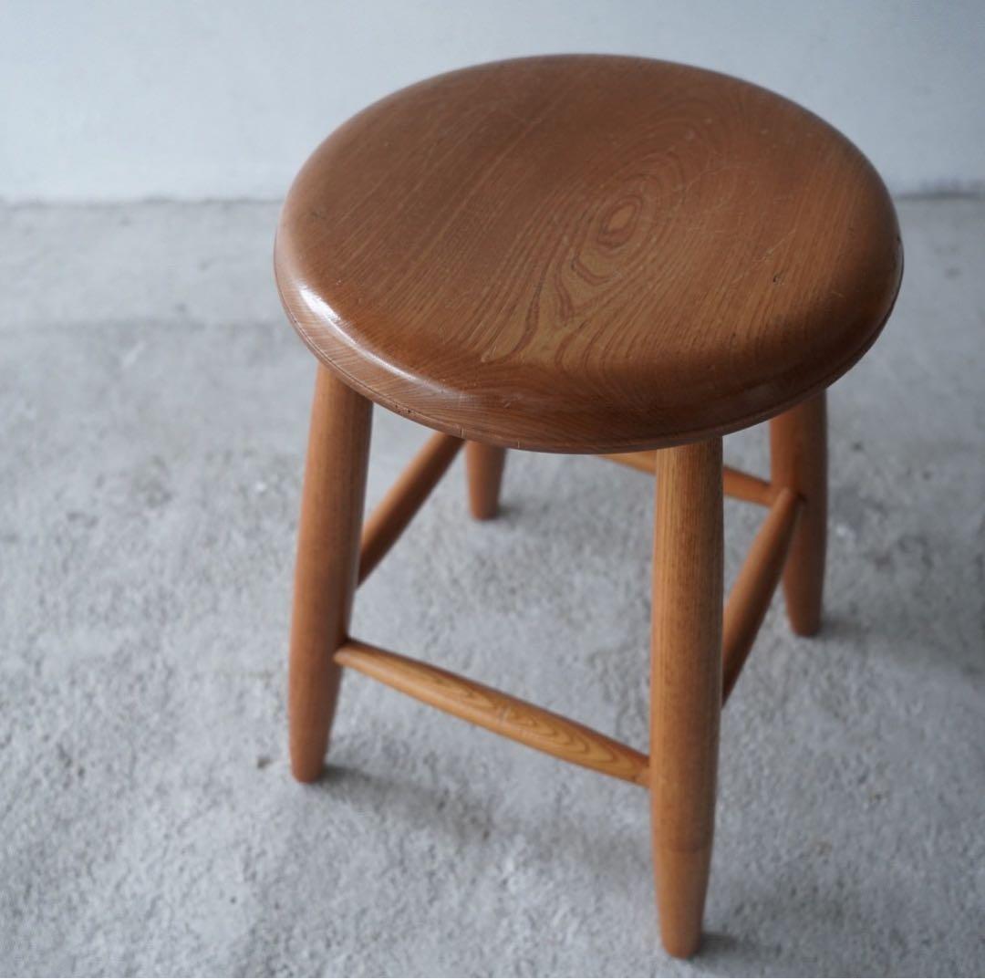 丸座面のスツール
