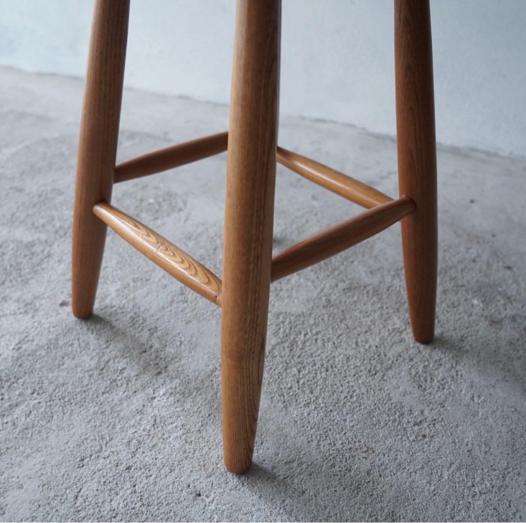 丸座面のスツール