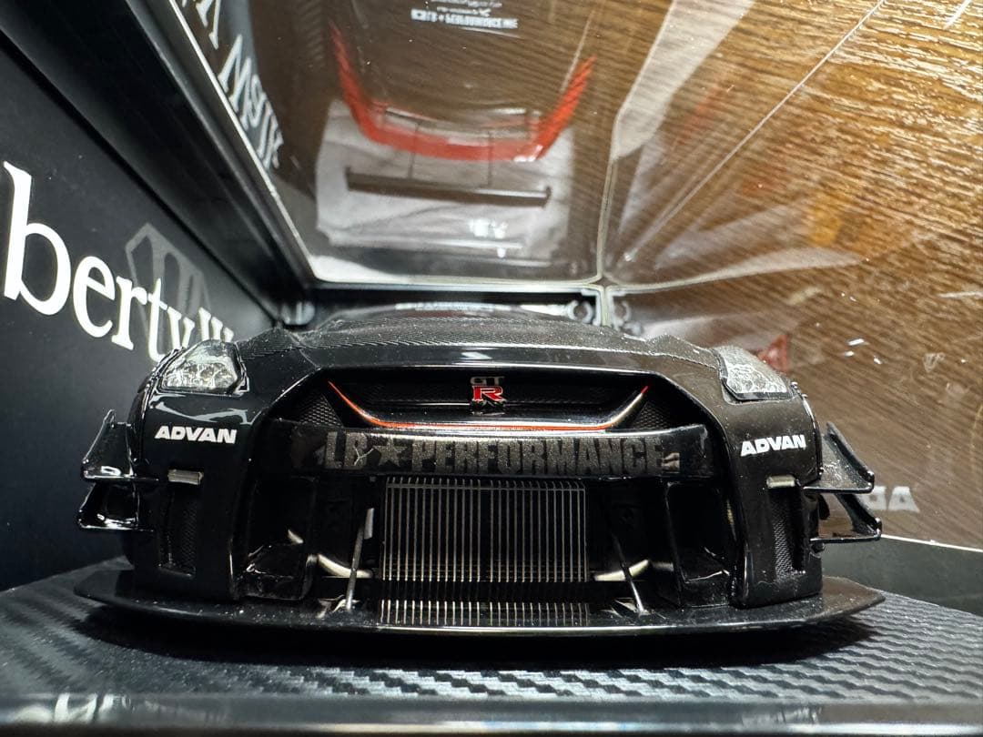 絶版 Nissan GT-R R35 Liberty Walk 1/18