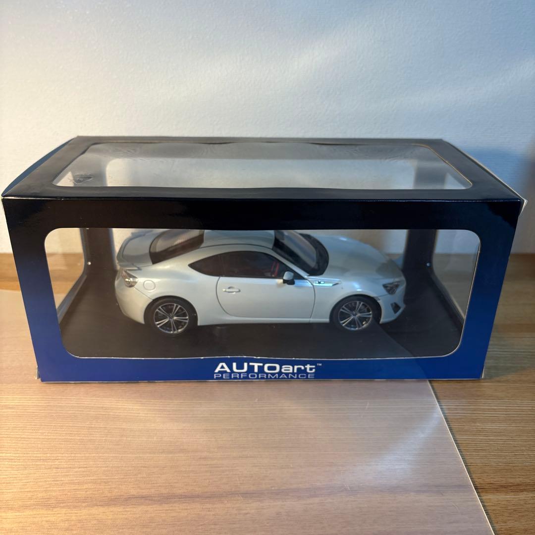 オートアート　トヨタ　86 1/18 ミニカー　ホワイト