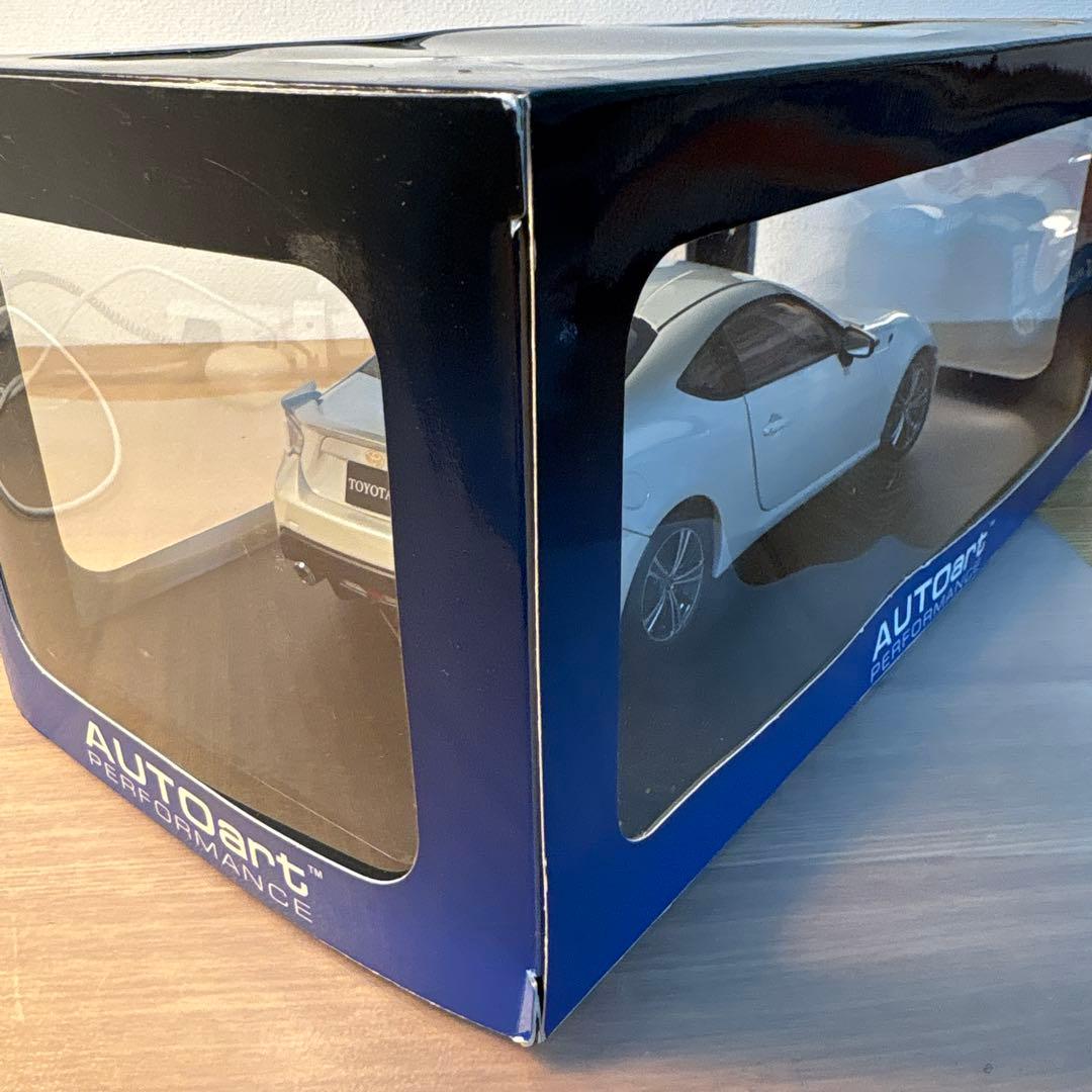 オートアート　トヨタ　86 1/18 ミニカー　ホワイト