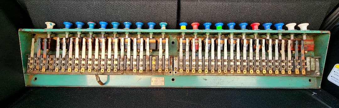 旧国鉄 101系　押しスイッチ 　鉄道部品