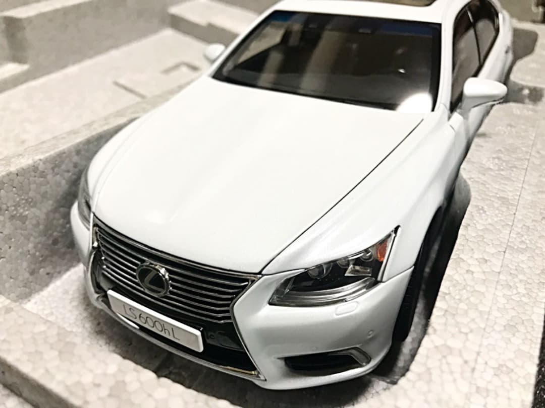 オートアート 1/18 レクサス LS600 ホワイトパール シリアルナンバー付 オートアート 1/18 レクサス LS600 ホワイトパール シリアルナンバー付