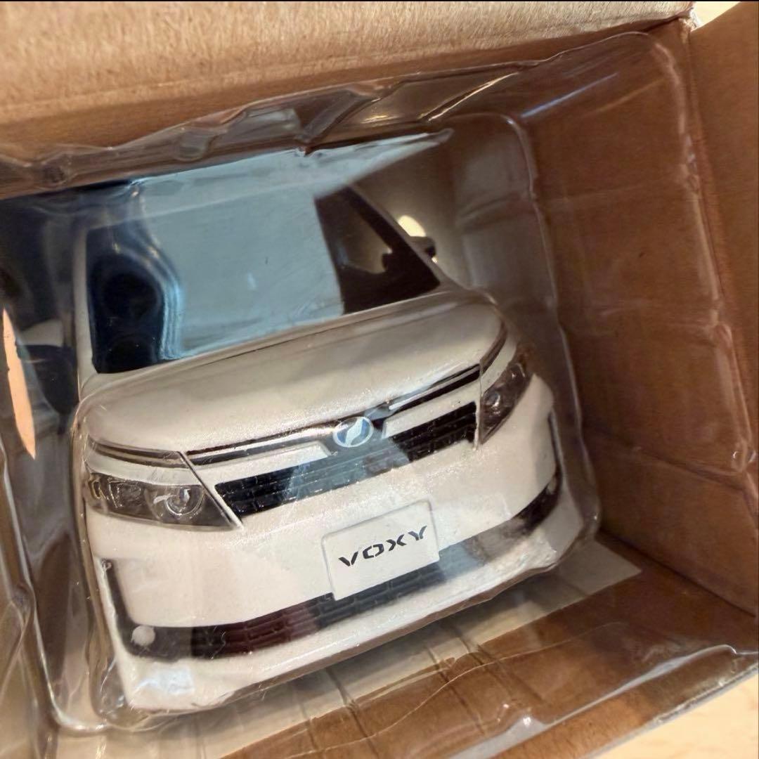 ク*ー様 未使用品 トヨタ カラーサンプル ミニカー ヴォクシー 80系 前期