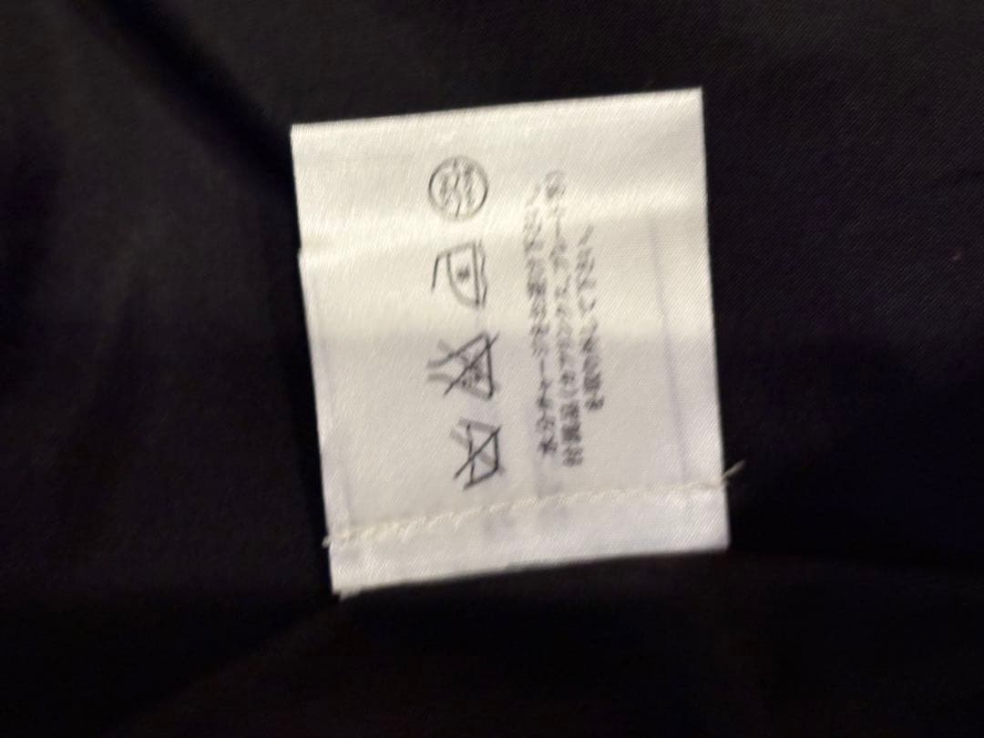 シャネル　０１A 黒のフレアスカート ロゴプレート付き