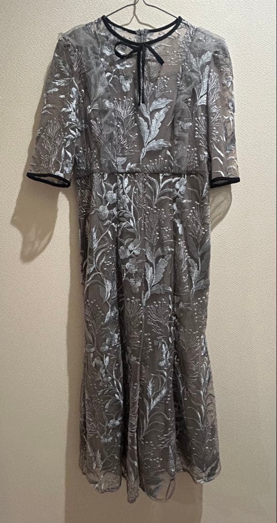 laja レースパイピングフリルマーメイドワンピースドレスの通販はau