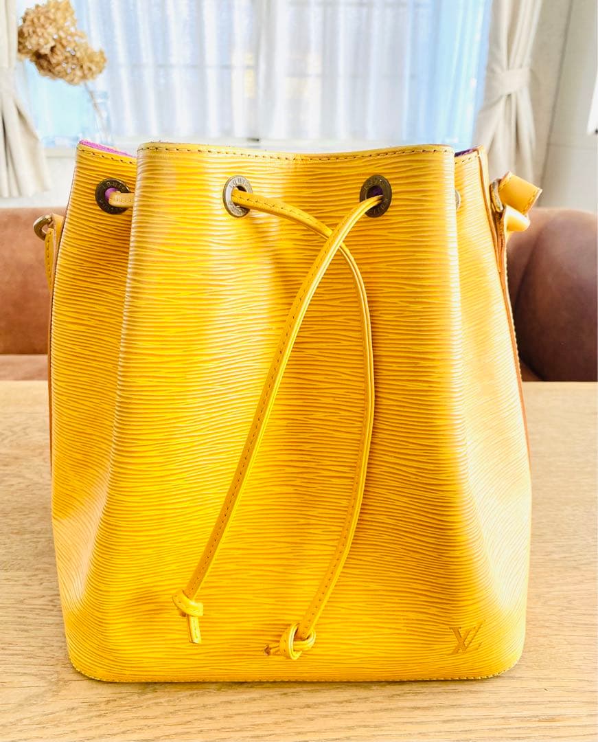Louis Vuitton プチ・ノエ巾着レザーバッグイエロー