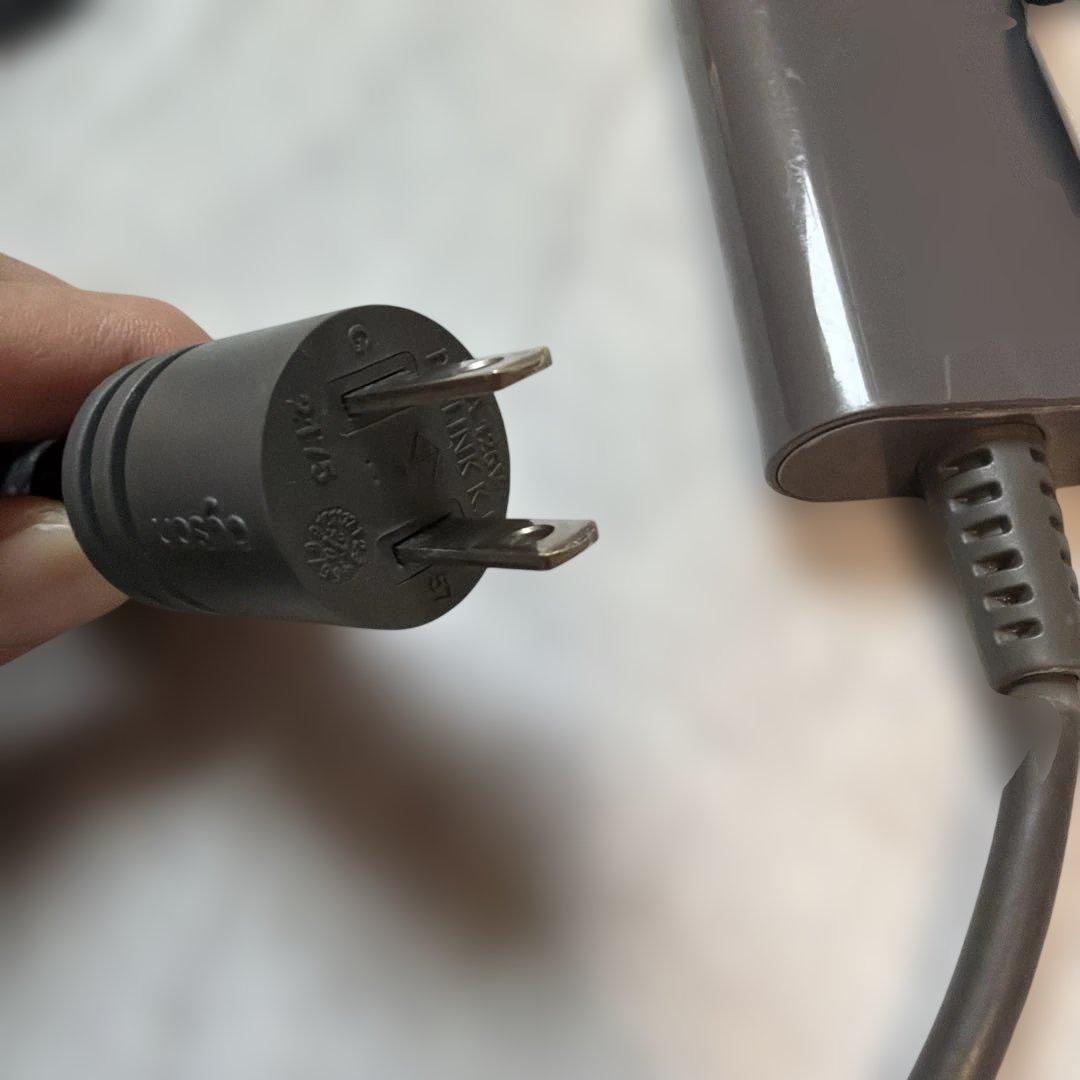 ダイソン　ドライヤー　赤