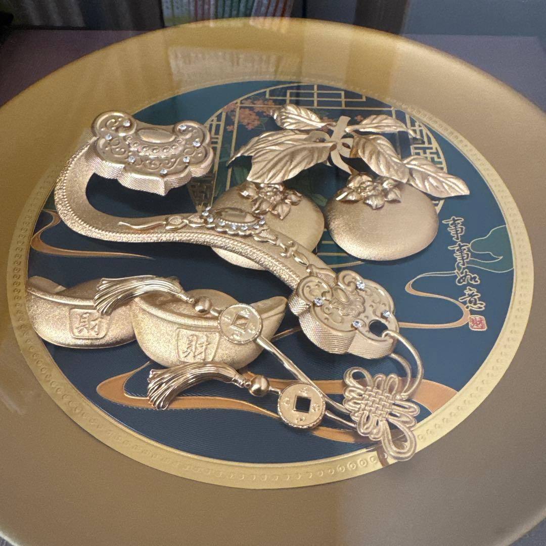 金色装飾の伝統的プレート