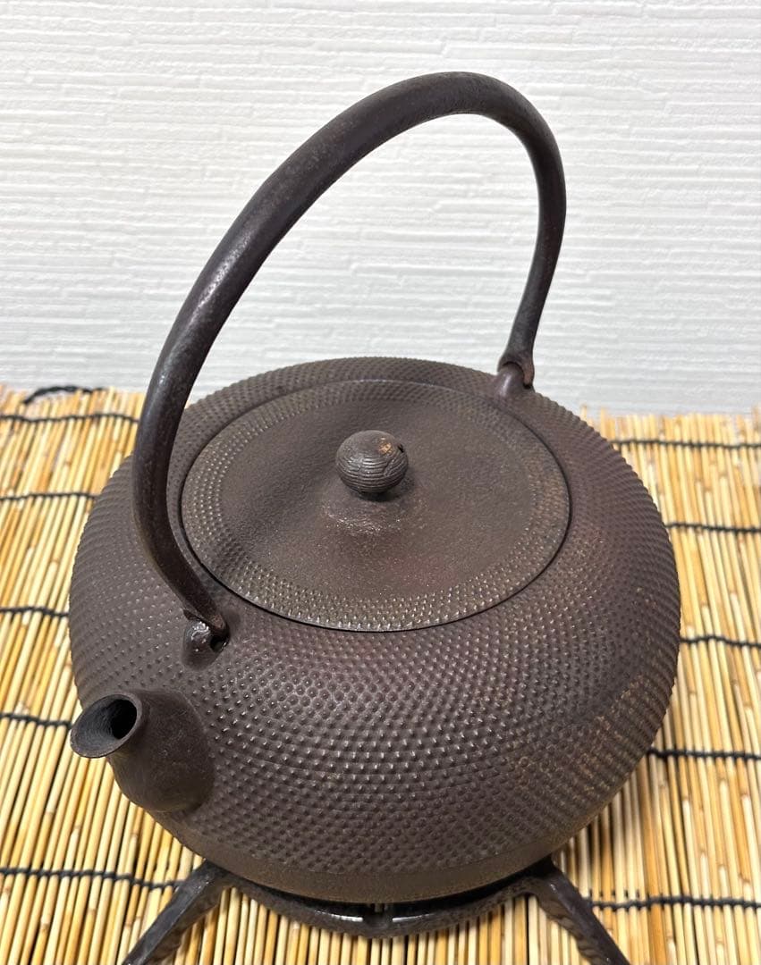 昭和期造、未使用品　南部勝清堂　１８型アラレ　鉄瓶　南部鉄瓶　南部鉄器　鉄瓶