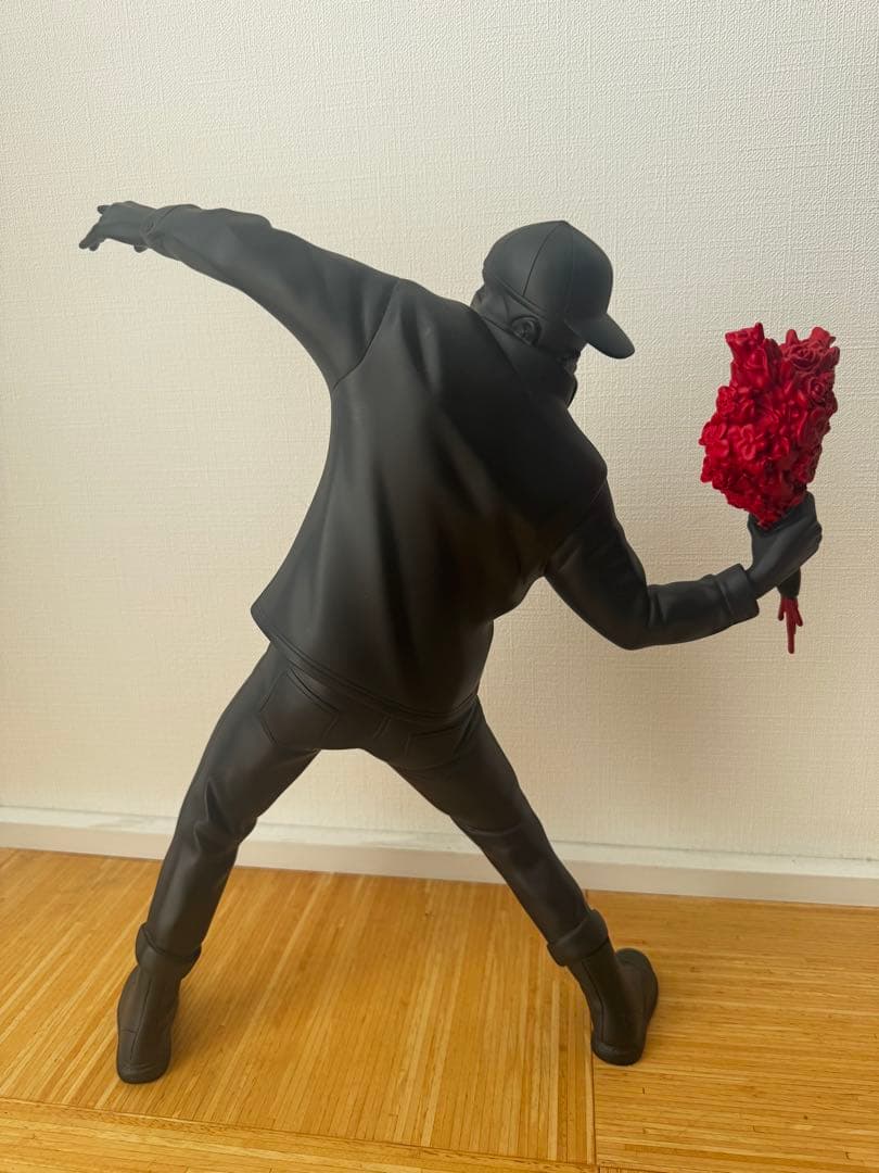 メディコムトイ　フラワーボンバー　バンクシー風ストリートアートフィギュア