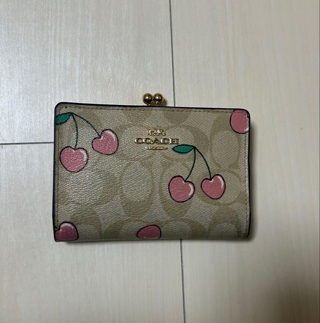 COACH 二つ折り財布 チェリー柄 - メルカリ