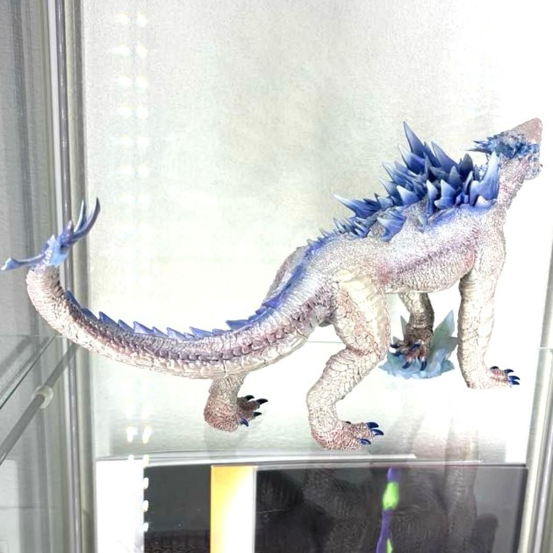 ゴジラ エヴォルブ　シーモ　フィギュア　ハイヤトイズ　ピンバッチ　　スタイリスト