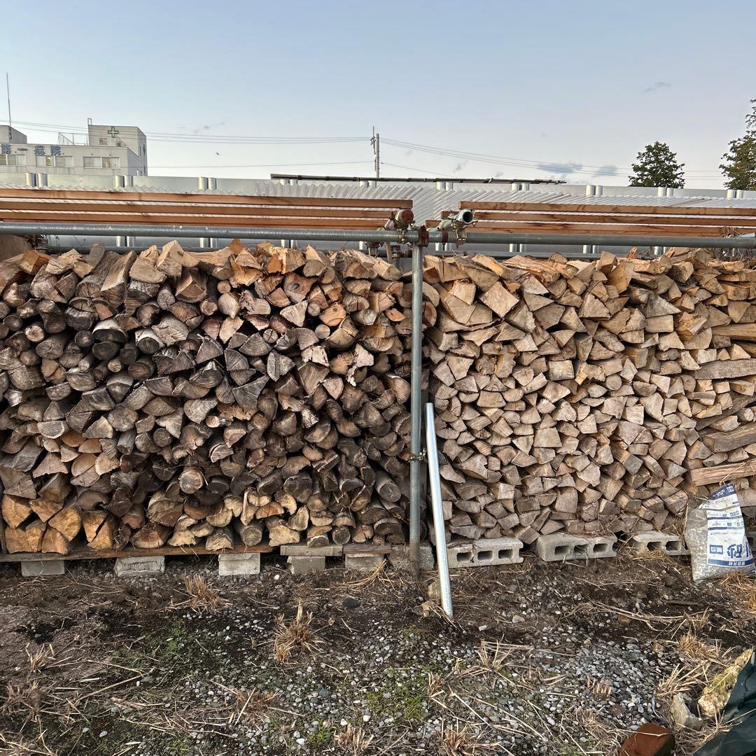 乾燥　薪　1㎥約300k 軽トラ平積み位 宇都宮インター近くです。引取り限定