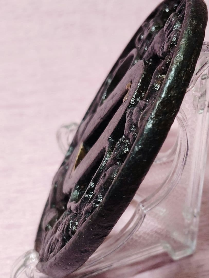 刀装具 鐔 鍔 在銘 友長 鉄地 松 人物図透かし 丸形鐔 時代物