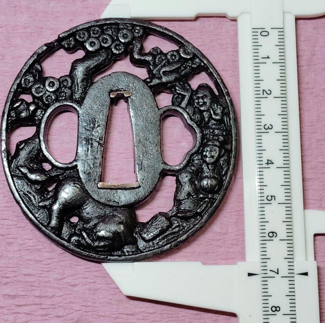 刀装具 鐔 鍔 在銘 友長 鉄地 松 人物図透かし 丸形鐔 時代物