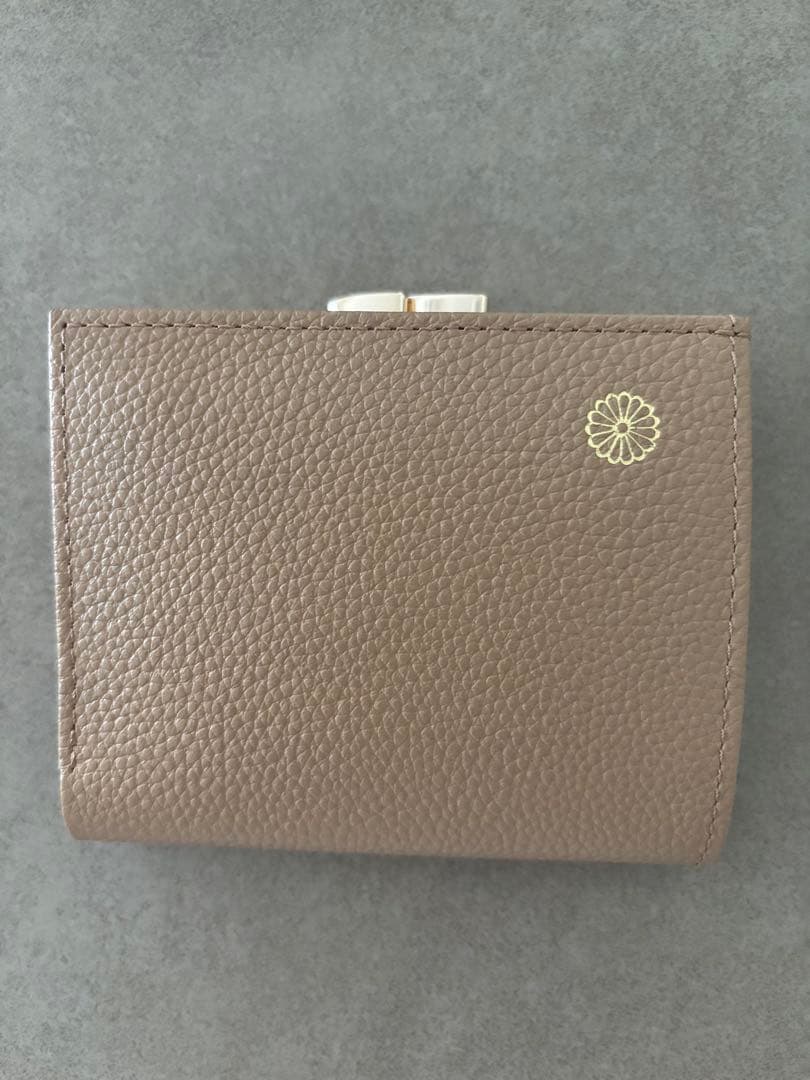 皇居財布 皇居限定 がま口 ベージュ レザー 二つ折り財布 - メルカリ