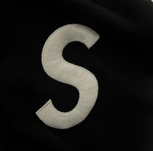 極希少✨Supreme S刺繍 ブラックパーカー！~~