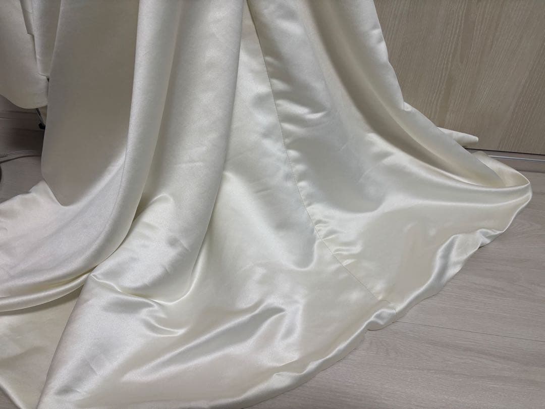 サテン調Aラインウェディングドレス