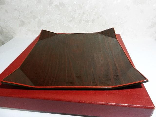 「隅折木製漆器四方盆」（茶道具菓子器？、およそ一辺２２㌢、重さ１３５ｇ）」