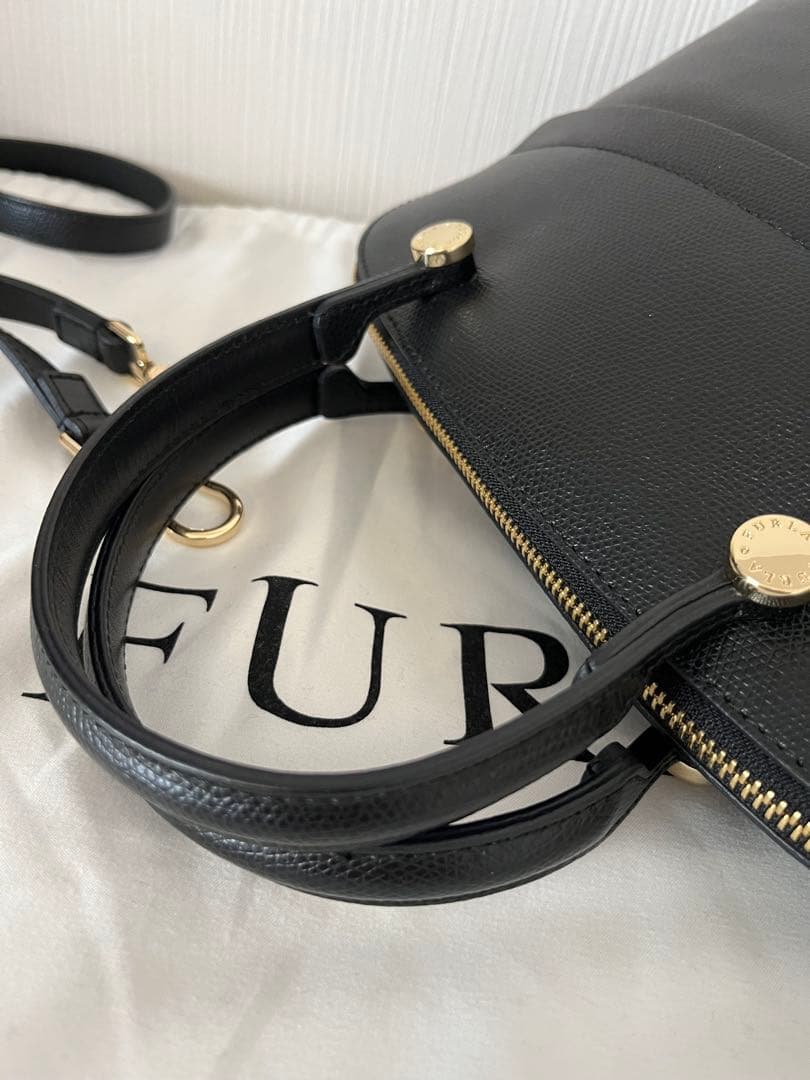 美品　FURLA フルラ パイパー/M/黒/ブラック/ショルダー付