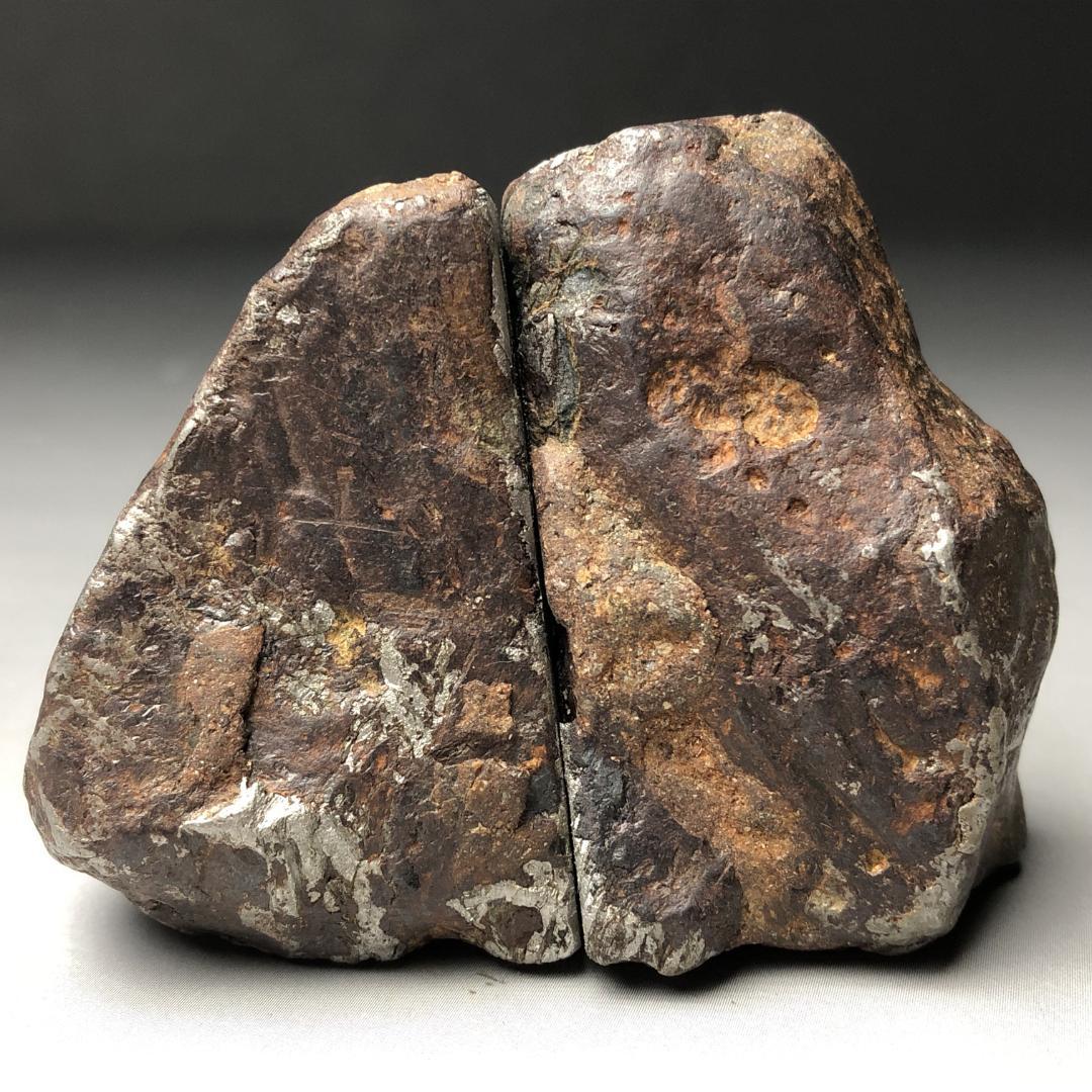 アルタイ隕石 隕石 全面カット 標本 鉄隕石 原石 重さ約427g 立て付き