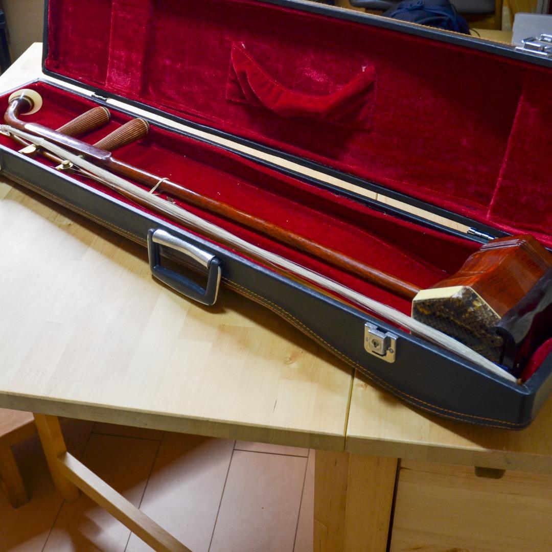 二胡 木製 蛇皮装飾　弓・ハードケース付