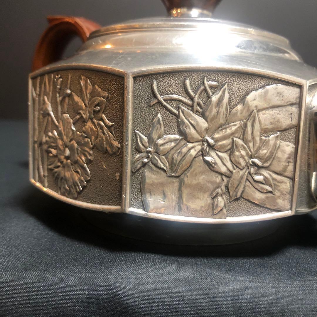 ロイヤル・セランゴール 手仕上げの花柄ピューターティーポット（木製