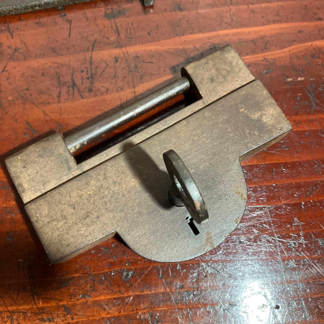 古い蔵戸の鍵付き錠前、落とし鍵など3点