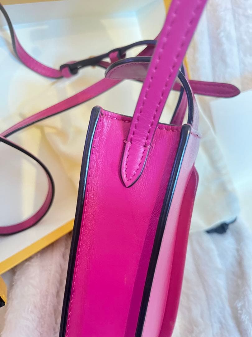 FENDI フェンディ 携帯ポーチ フォンポーチ ピンク　　ショルダーバッグ