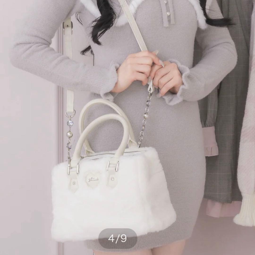 ビジューチェーン付きpiumハートファーバッグ ホワイト 完売品 - メルカリ