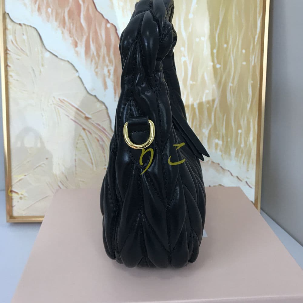 【人気 】ミュウミュウショルダーバッグ レザー