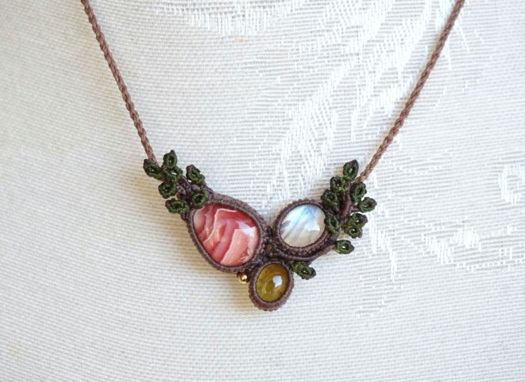 《森の妖精のネックレス》インカローズ　レインボームーンストーンマクラメネックレス