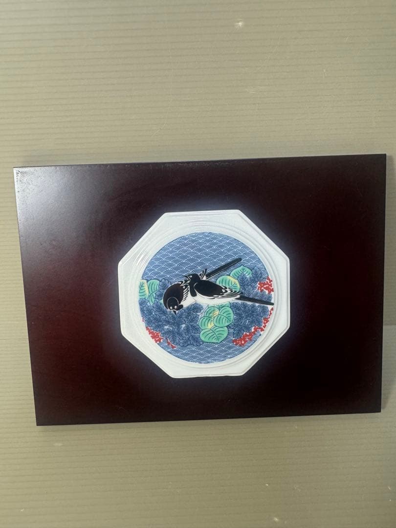 2338 有田焼陶器の壁掛け額飾物3客