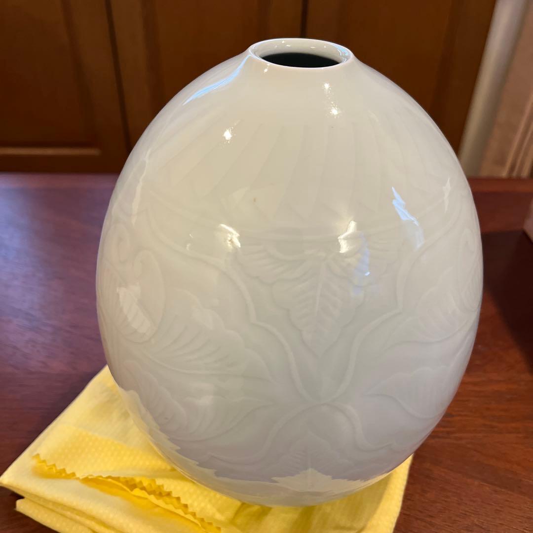 白磁彫 壺 松尾重利造