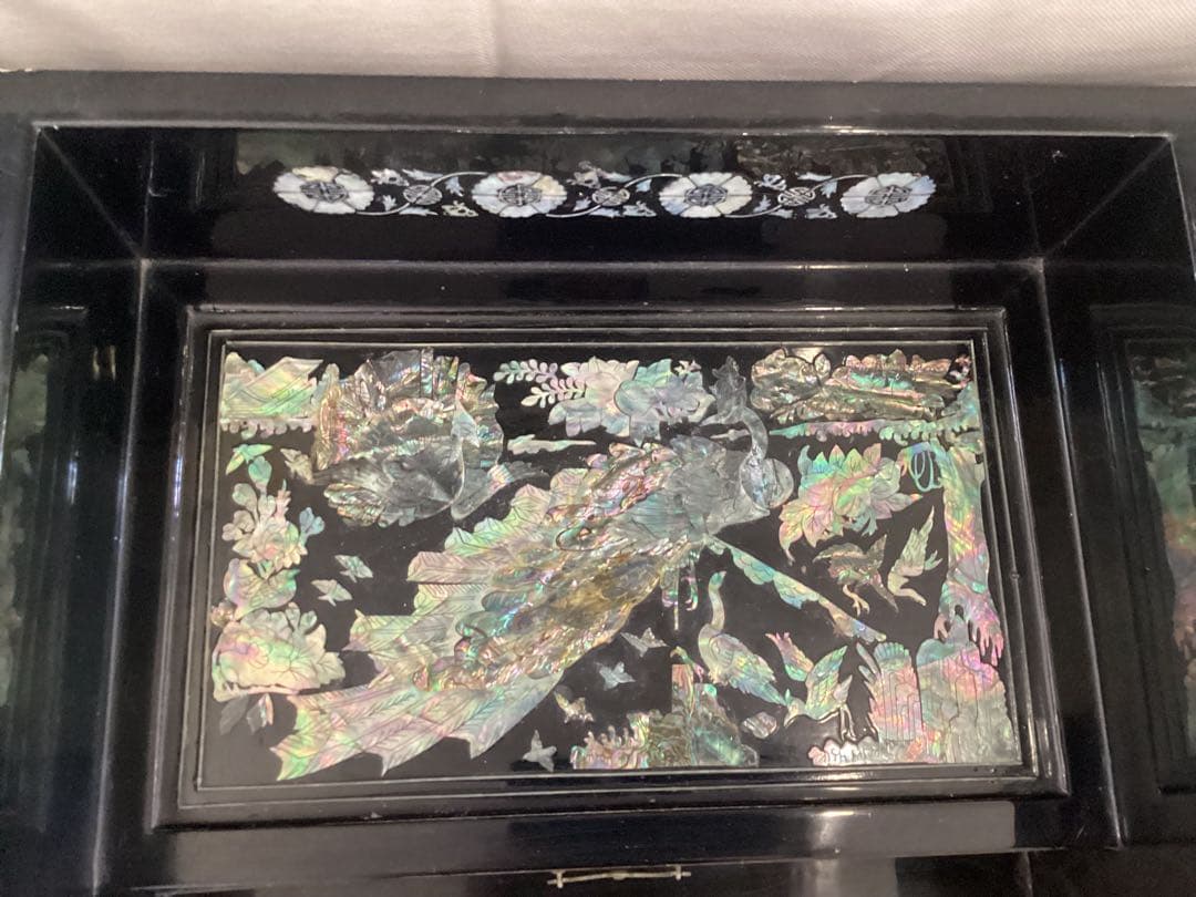 韓国伝統工芸 螺鈿細工漆塗り 青貝象嵌細工の黒木製収納家具 ヴィンテージ