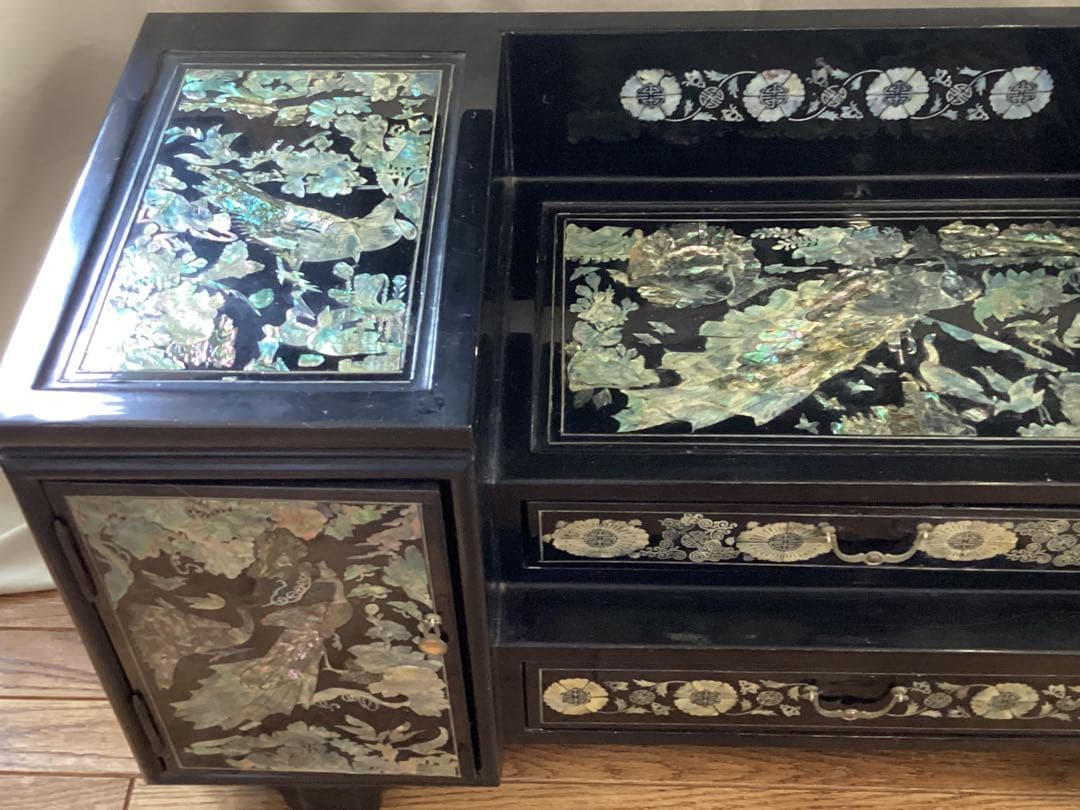 韓国伝統工芸 螺鈿細工漆塗り 青貝象嵌細工の黒木製収納家具 ヴィンテージ