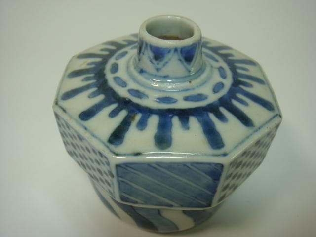 花瓶■古い伊万里 古い染付花器 手描き幾何学模様 捻子紋 八角瓶 時代物 骨董■