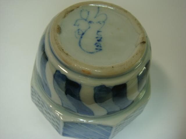 花瓶■古い伊万里 古い染付花器 手描き幾何学模様 捻子紋 八角瓶 時代物 骨董■