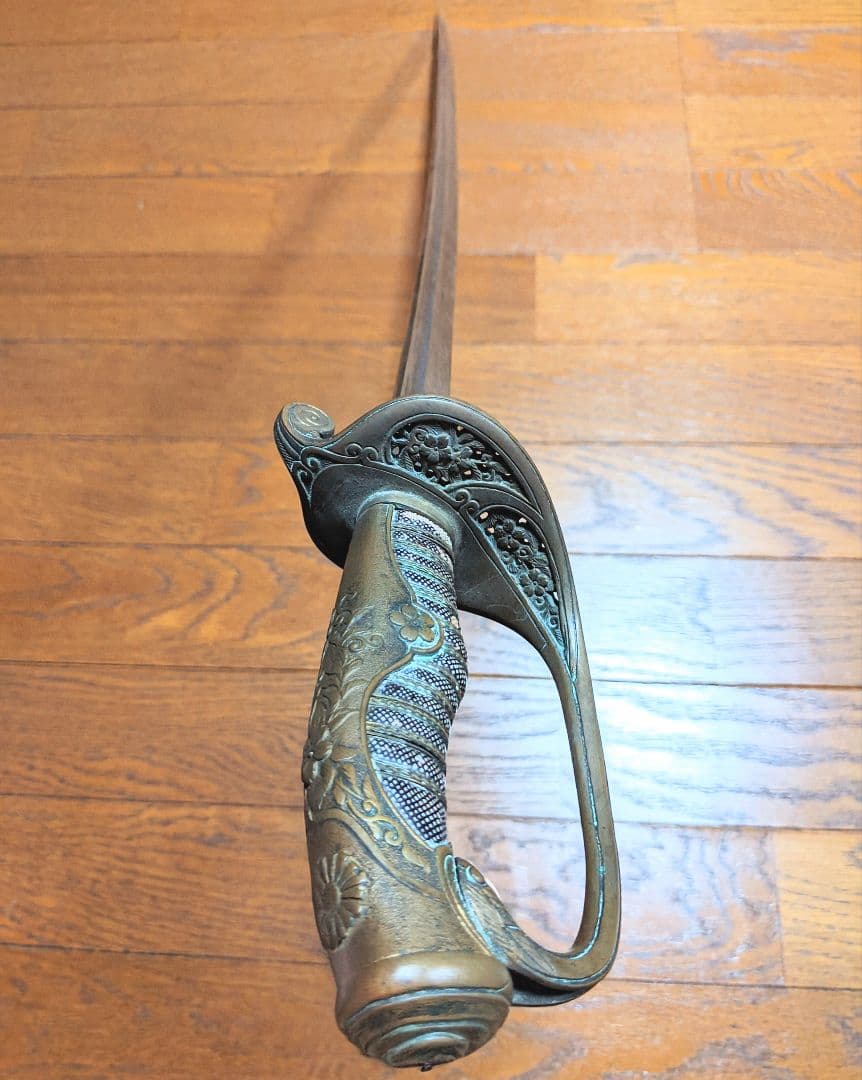 【当時物】旧日本軍 軍刀 指揮刀 模造刀身 サーベル 十六葉八重表菊紋【２環吊】