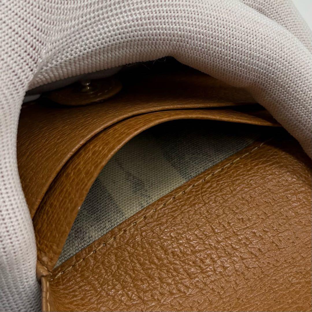 【極美品】ヴィヴィアンウエストウッド レザー 二つ折り財布 オーブ 型押し ロゴ