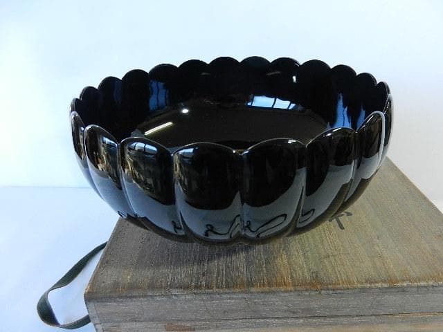 老舗漆器店「象彦」の黒鶴金蒔絵　菊形菓子鉢（幅１９．５㌢、高９．５㌢）