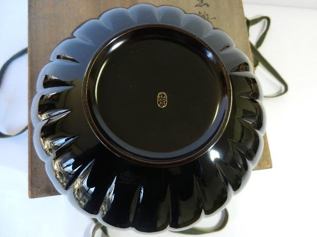 老舗漆器店「象彦」の黒鶴金蒔絵 菊形菓子鉢（幅19．