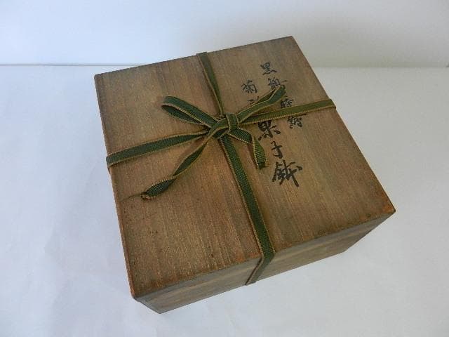 老舗漆器店「象彦」の黒鶴金蒔絵　菊形菓子鉢（幅１９．５㌢、高９．５㌢）